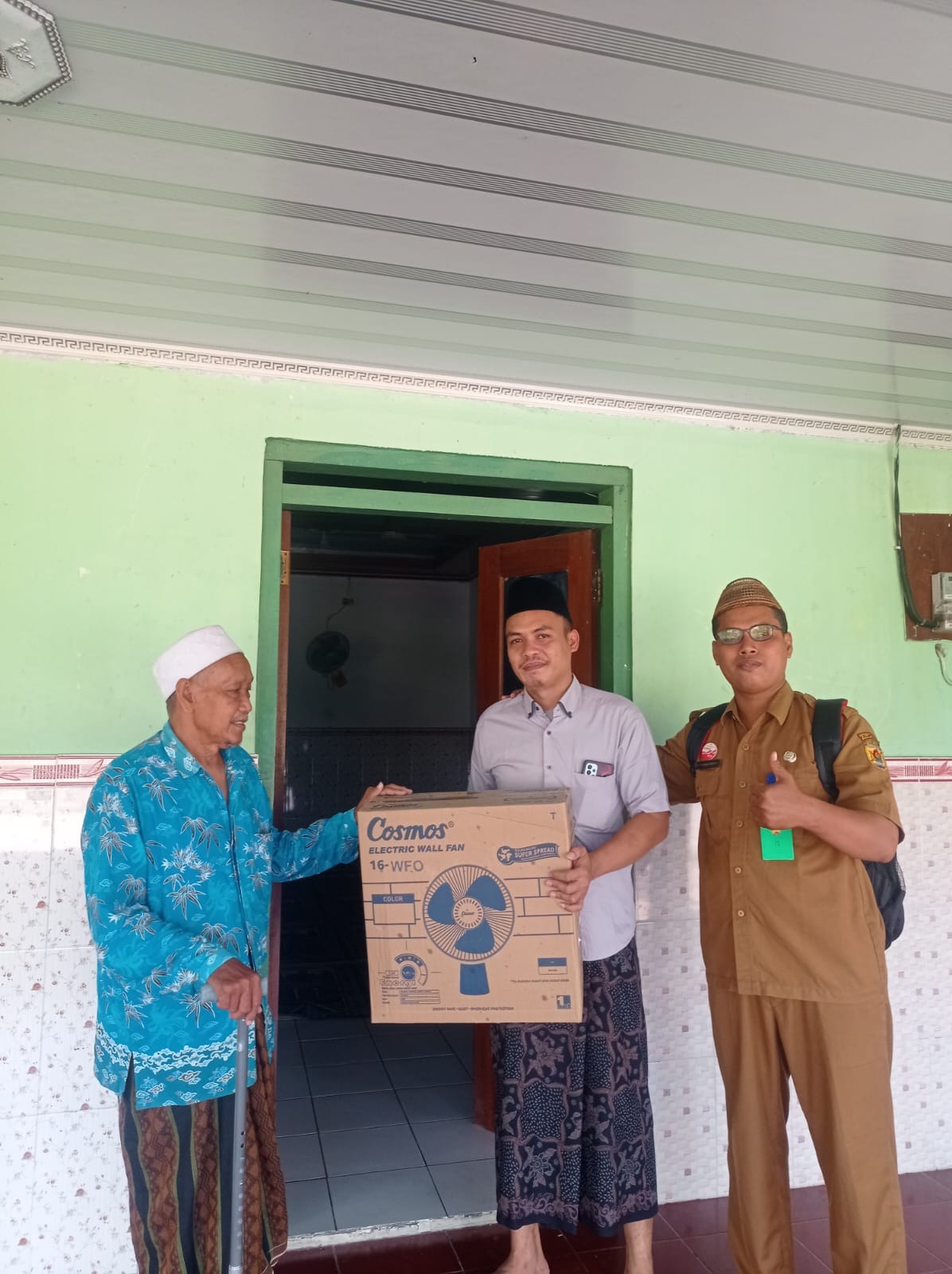 Grebeg Musholla: Kipas dari Para Wakif Diserahkan di Musholla Nurul Qomar Tlogorejo